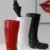 Dekorativer Stiefel als Schirmständer schwarz Gummistiefel Blickfang Eyecatcher Schirmhalter - 