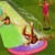 Hete-supply Hinterhof Wasserrutsche für Kinder Erwachsene, Gartenrennen Doppel Wasserrutschen Matte, aufblasbares Surfbrett, Sommerspray Wasserspielzeug, Outdoor Grass Game - 5