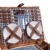 eGenuss LY12041BLU Handgefertigtes Picknickkorb für 4 Personen - Inklusive Edelstahlbesteck, Kühlfach, Weingläser und Keramikteller – Blaues Gingham-Muster 47x34x20 cm - 5