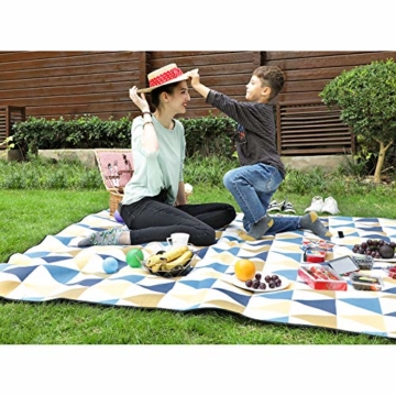 SONGMICS Picknickdecke, 200 x 200 cm, Stranddecke, für Outdoor, Camping, Park, Garten, wasserfeste Unterseite, faltbar, gelbe und Blaue Dreiecke GCM76S - 3