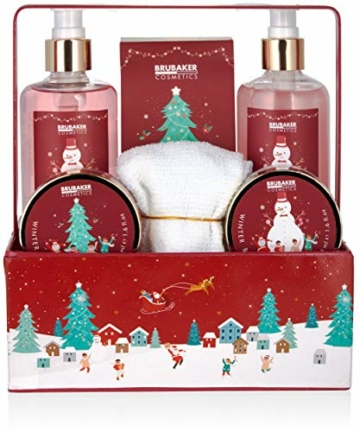 BRUBAKER Cosmetics Bade- und Dusch Set Winter Beeren Duft - 7-teiliges Geschenkset im weihnachtlichen Pflanzkasten mit Handtuch Weihnachten - Weihnachtsset für Frauen und Männer - 2