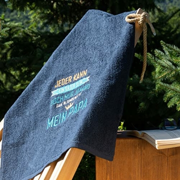 Handtuch Bestickt 50x100cm 100% Baumwolle - Das Papa Geschenk Geburtstag, Weihnachten, Vatertag oder Dankeschön, Geschenkidee für Papa, Vater Geschenk HISA DARIL® (Jeder kann EIN Vater Sein, Blau) - 7